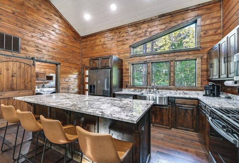 Sleek Cabin W/ Hot Tub: 11 Mi To Broken Bow Lake!