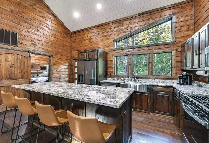 Sleek Cabin W/ Hot Tub: 11 Mi To Broken Bow Lake!
