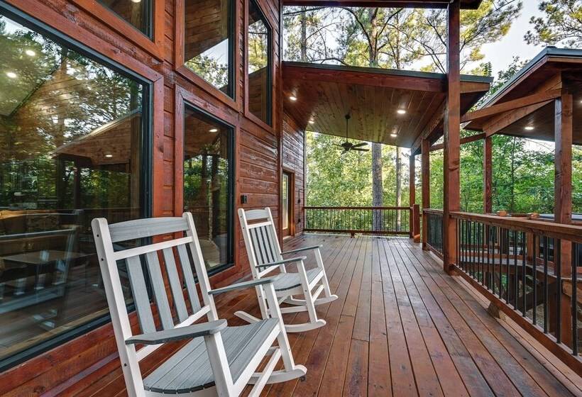 Sleek Cabin W/ Hot Tub: 11 Mi To Broken Bow Lake!