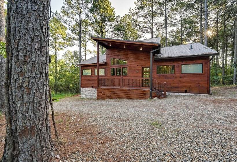 Sleek Cabin W/ Hot Tub: 11 Mi To Broken Bow Lake!