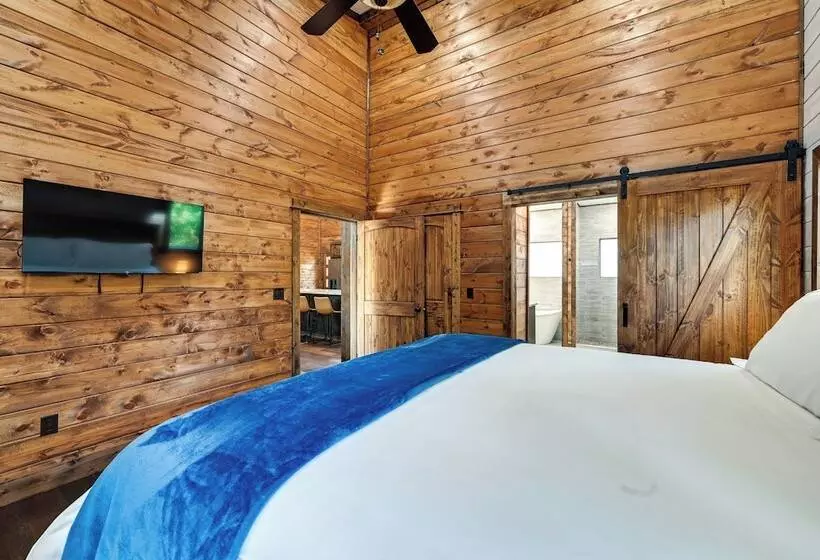 Sleek Cabin W/ Hot Tub: 11 Mi To Broken Bow Lake!