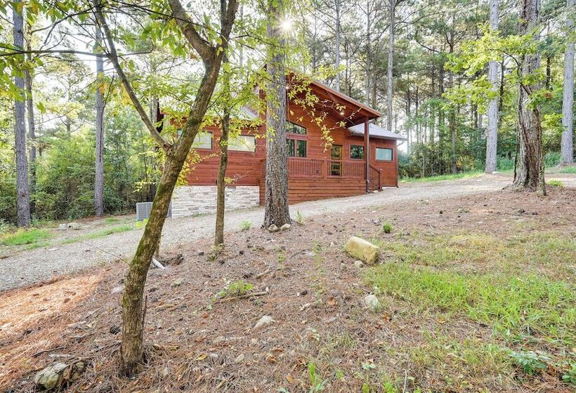 Sleek Cabin W/ Hot Tub: 11 Mi To Broken Bow Lake!