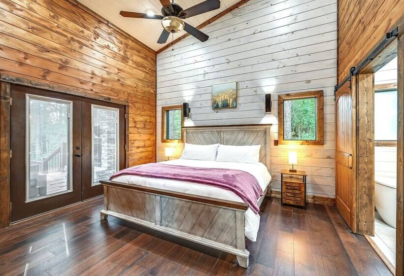 Sleek Cabin W/ Hot Tub: 11 Mi To Broken Bow Lake!