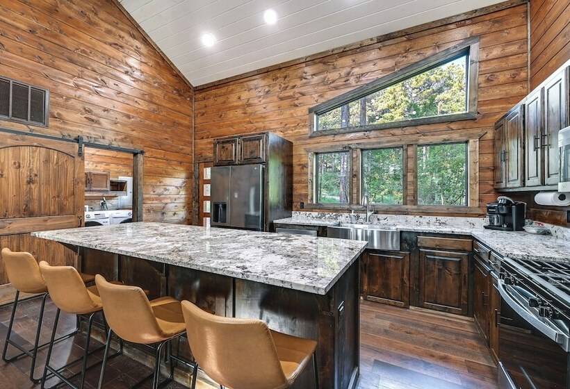 Sleek Cabin W/ Hot Tub: 11 Mi To Broken Bow Lake!