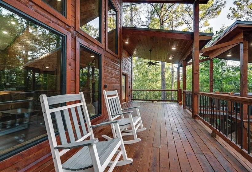 Sleek Cabin W/ Hot Tub: 11 Mi To Broken Bow Lake!