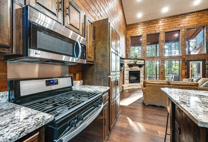 Sleek Cabin W/ Hot Tub: 11 Mi To Broken Bow Lake!