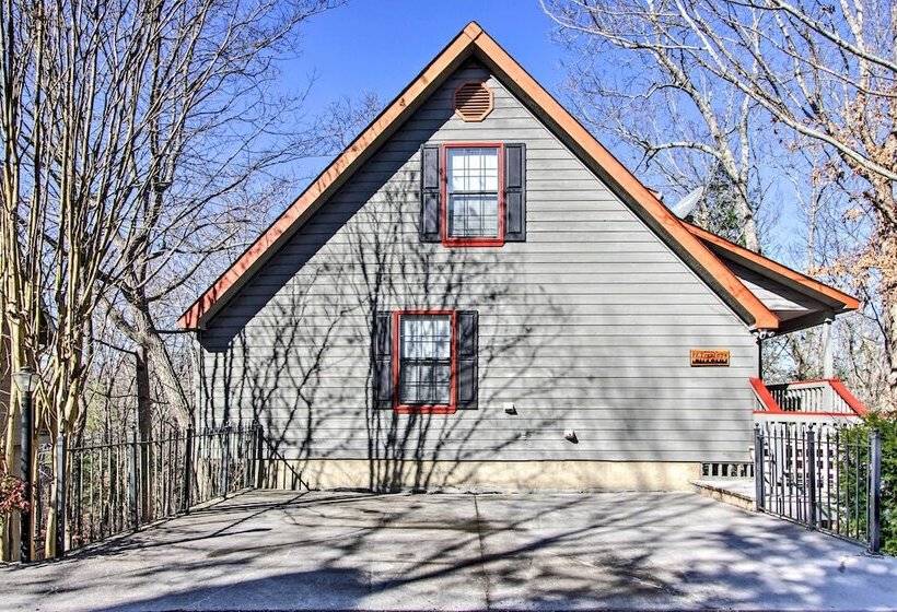 Smoky Mountain Cabin W/ Deck & Hot Tub!
