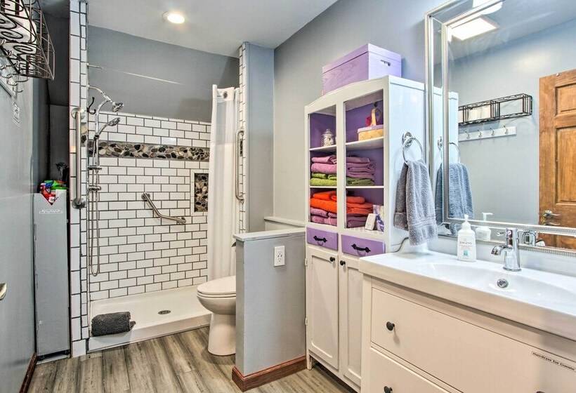 Smoky Mountain Cabin W/ Deck & Hot Tub!