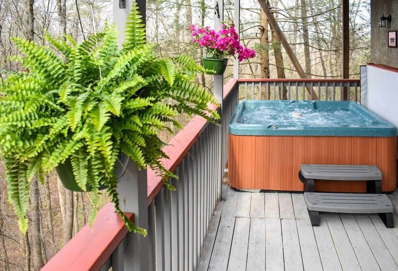 Smoky Mountain Cabin W/ Deck & Hot Tub!