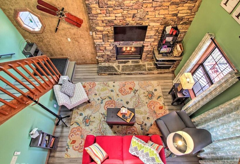 Smoky Mountain Cabin W/ Deck & Hot Tub!