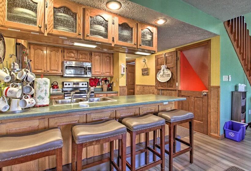 Smoky Mountain Cabin W/ Deck & Hot Tub!