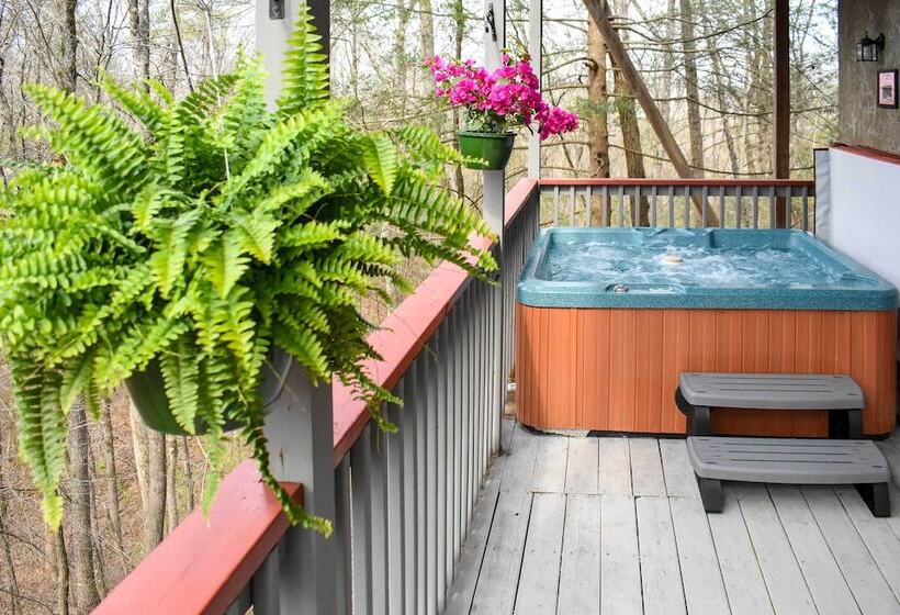 Smoky Mountain Cabin W/ Deck & Hot Tub!