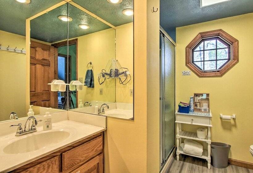 Smoky Mountain Cabin W/ Deck & Hot Tub!