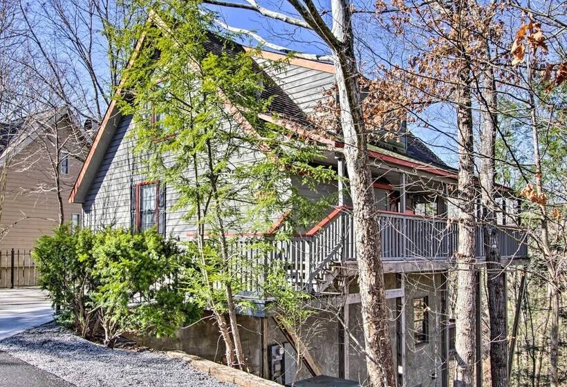 Smoky Mountain Cabin W/ Deck & Hot Tub!