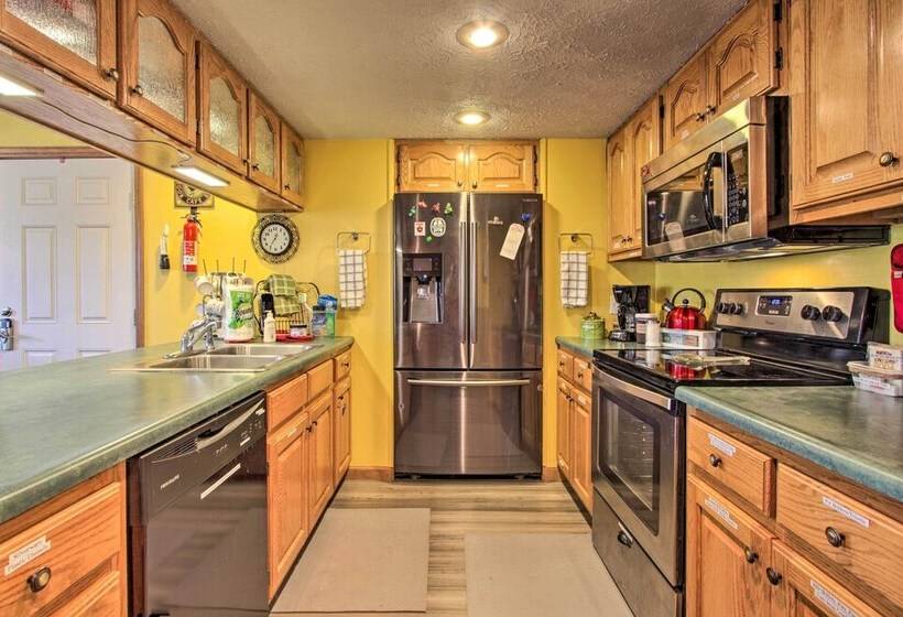 Smoky Mountain Cabin W/ Deck & Hot Tub!