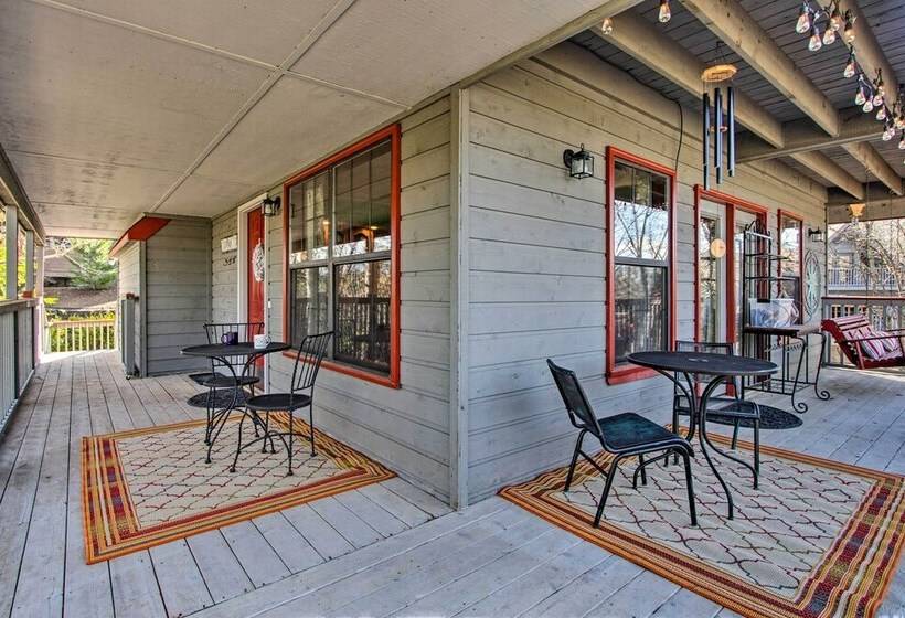 Smoky Mountain Cabin W/ Deck & Hot Tub!