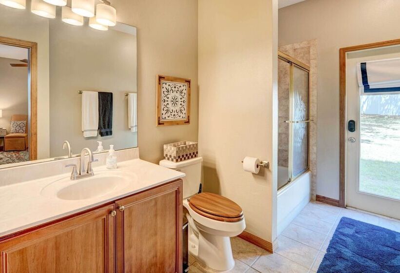 Patio + Grill: Spacious Getaway In Minneola!