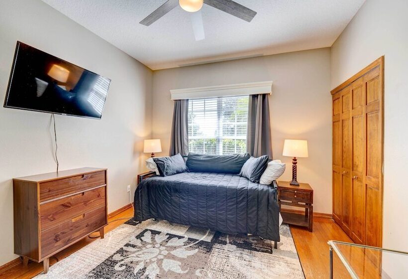 Patio + Grill: Spacious Getaway In Minneola!