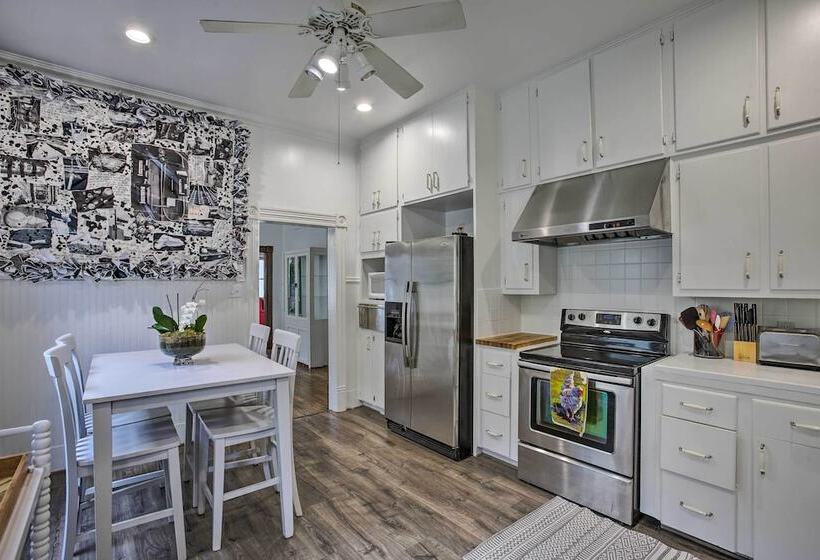 The Art House Home In Galveston Strand District