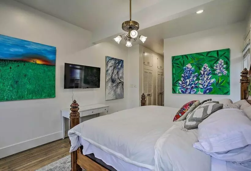 The Art House Home In Galveston Strand District