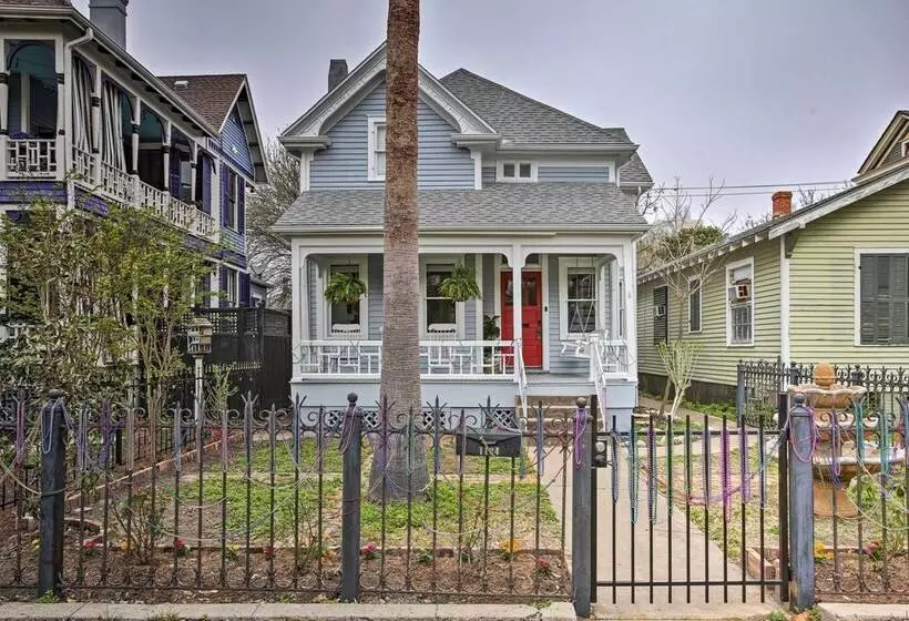 The Art House Home In Galveston Strand District
