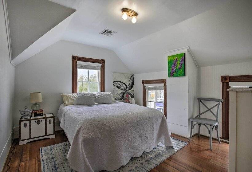 The Art House Home In Galveston Strand District