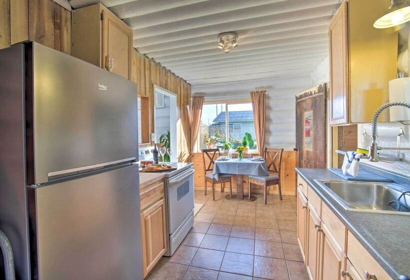 Unique Dog Friendly Log Cabin: Short Walk To Ocean