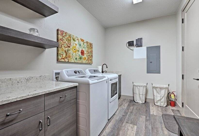 Kanabin  Near Zion Np: Luxe Home W/ Fire Pit!