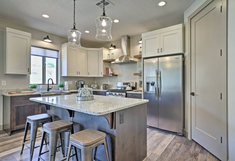 Kanabin  Near Zion Np: Luxe Home W/ Fire Pit!