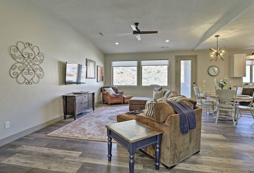 Kanabin  Near Zion Np: Luxe Home W/ Fire Pit!