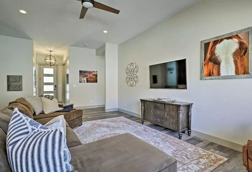 Kanabin  Near Zion Np: Luxe Home W/ Fire Pit!