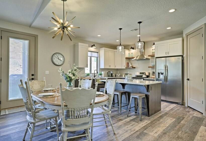 Kanabin  Near Zion Np: Luxe Home W/ Fire Pit!