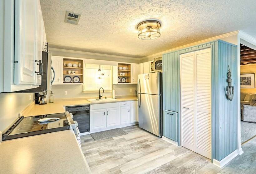 Waterfront Home: Spectacular On Site Fishing!