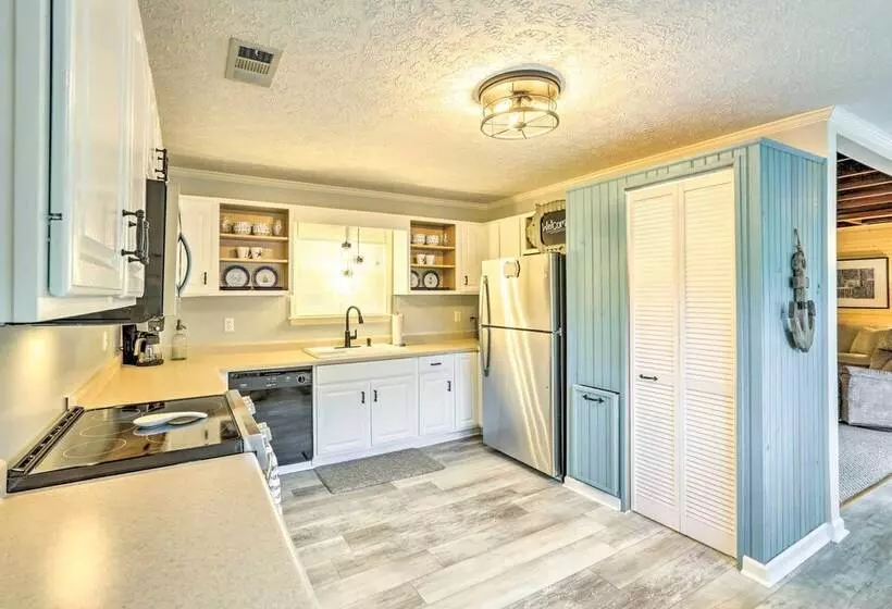 Waterfront Home: Spectacular On Site Fishing!