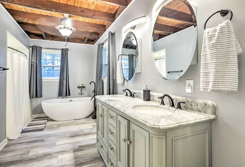 Waterfront Home: Spectacular On Site Fishing!