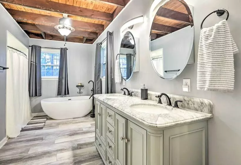 Waterfront Home: Spectacular On Site Fishing!