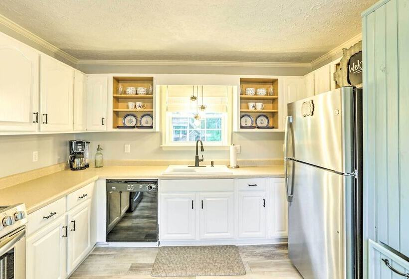 Waterfront Home: Spectacular On Site Fishing!