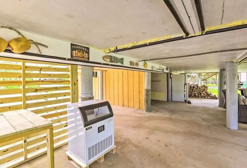 Waterfront Home: Spectacular On Site Fishing!