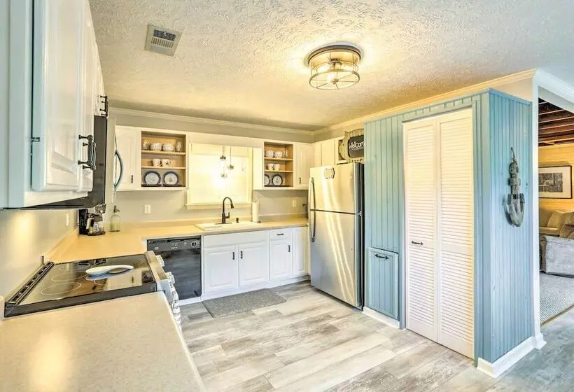 Waterfront Home: Spectacular On Site Fishing!