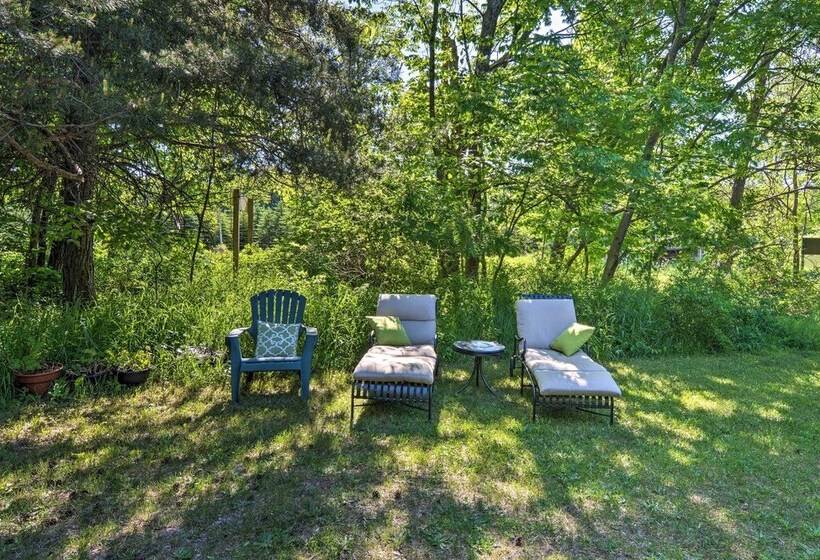 Woodland Retreat: Near Trails, Golf & Wineries!