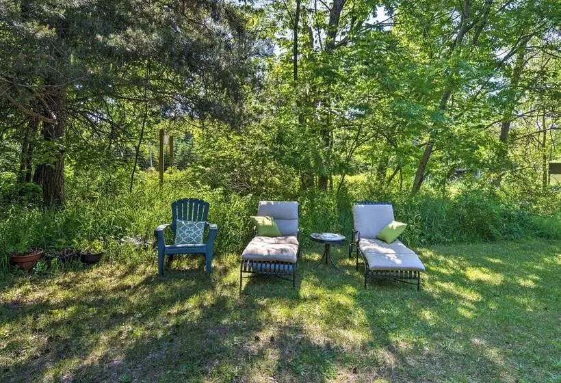 Woodland Retreat: Near Trails, Golf & Wineries!