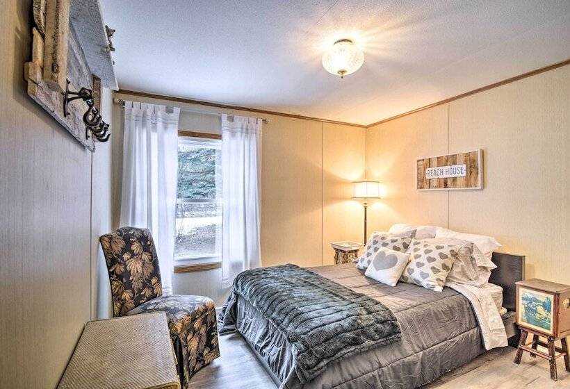 Woodland Retreat: Near Trails, Golf & Wineries!