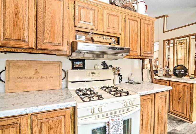 Woodland Retreat: Near Trails, Golf & Wineries!