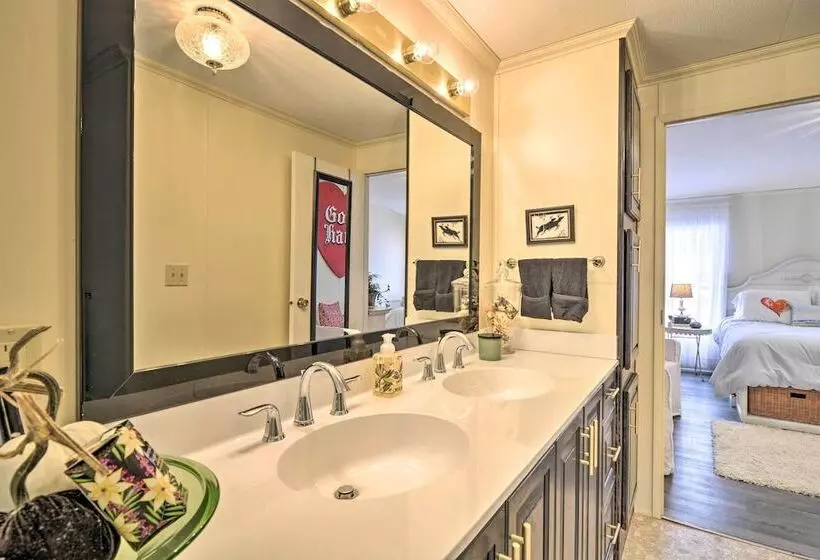 Woodland Retreat: Near Trails, Golf & Wineries!