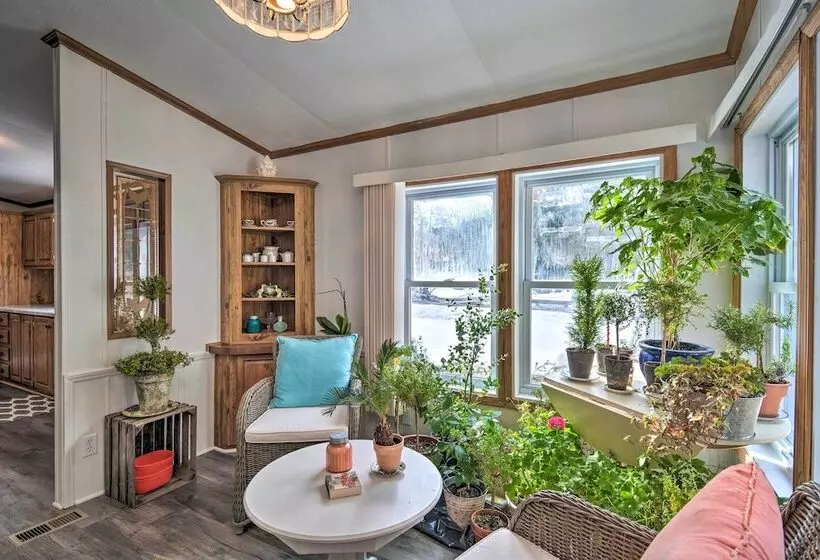 Woodland Retreat: Near Trails, Golf & Wineries!