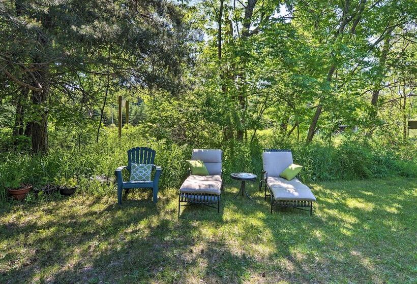 Woodland Retreat: Near Trails, Golf & Wineries!