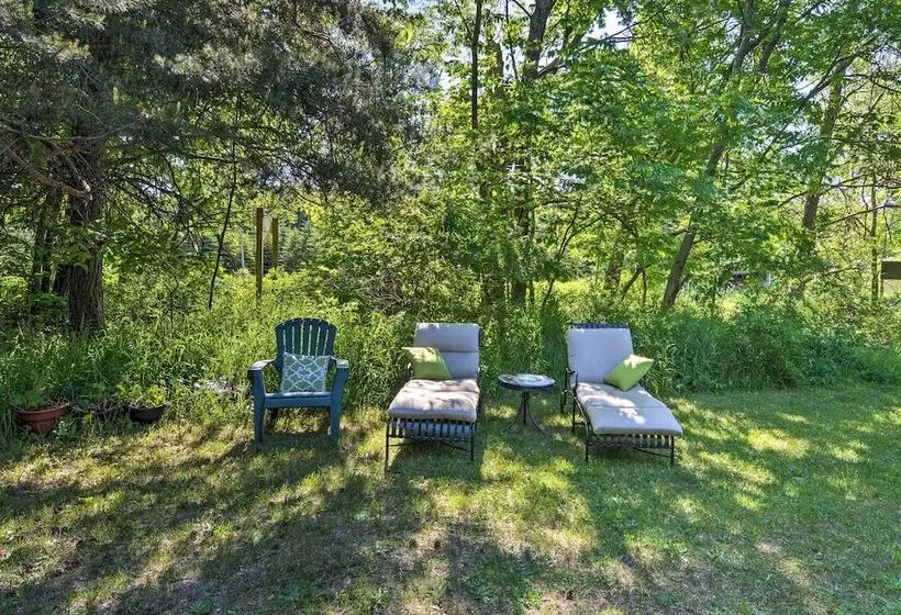 Woodland Retreat: Near Trails, Golf & Wineries!