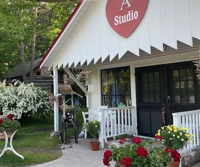 Woodland Retreat: Near Trails, Golf & Wineries!