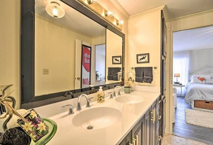 Woodland Retreat: Near Trails, Golf & Wineries!