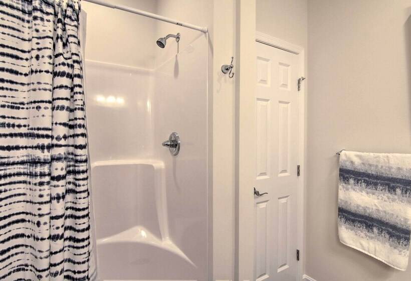 Bright Lewes Abode ~ 10 Miles To Rehoboth Beach!